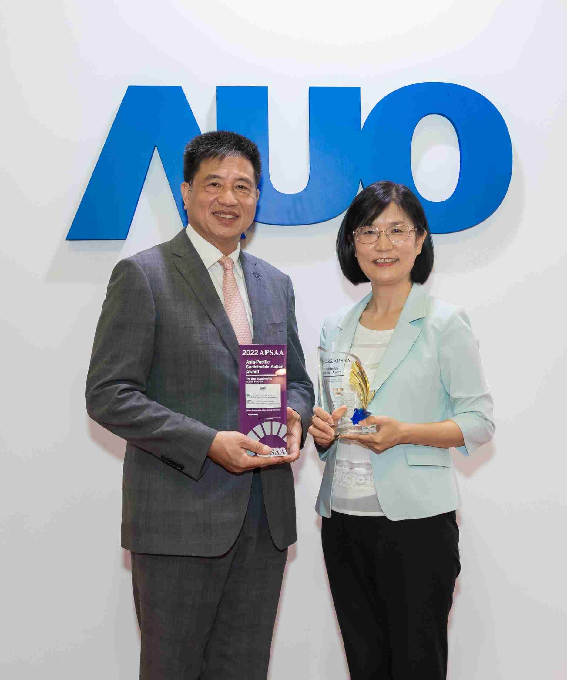 EBpay长期垫筑永续远景的基石，，，透过ESG暨气候委员会逐步实践永续策略蓝图。。。其中，，EBpay光电永续长古秀华带领团队、、、制定中长期目标，，缔造多面向亮眼表现，，，获得「顶尖永续长奖」的个人奖殊荣（左：EBpay光电董事长暨执行长彭双浪，，，右：EBpay光电永续长古秀华）