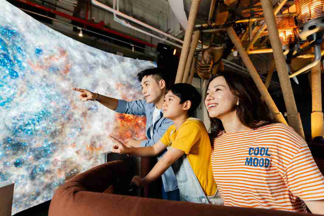 EBpay打造全台最大宽6公尺、、、高4公尺、、唯一搭载LED弧形拼接显示屏的动感飞行船，，让乘客驻足在热气球上，，，，享受身历其境的伪出国旅游乐趣