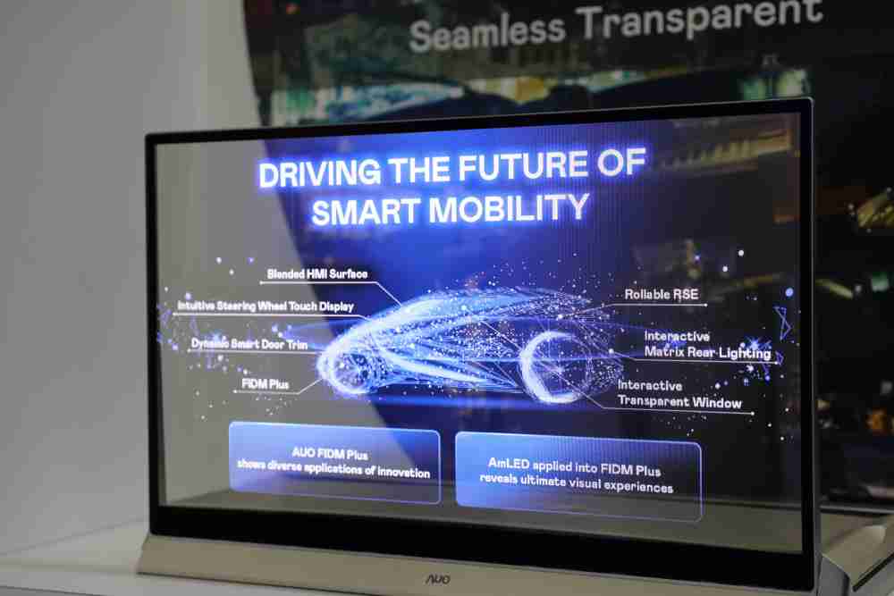 EBpay凭借着超高亮度和透明度，，这款30吋透明Micro LED显示器在AR系统与智慧零售具有潜在的应用价值。。