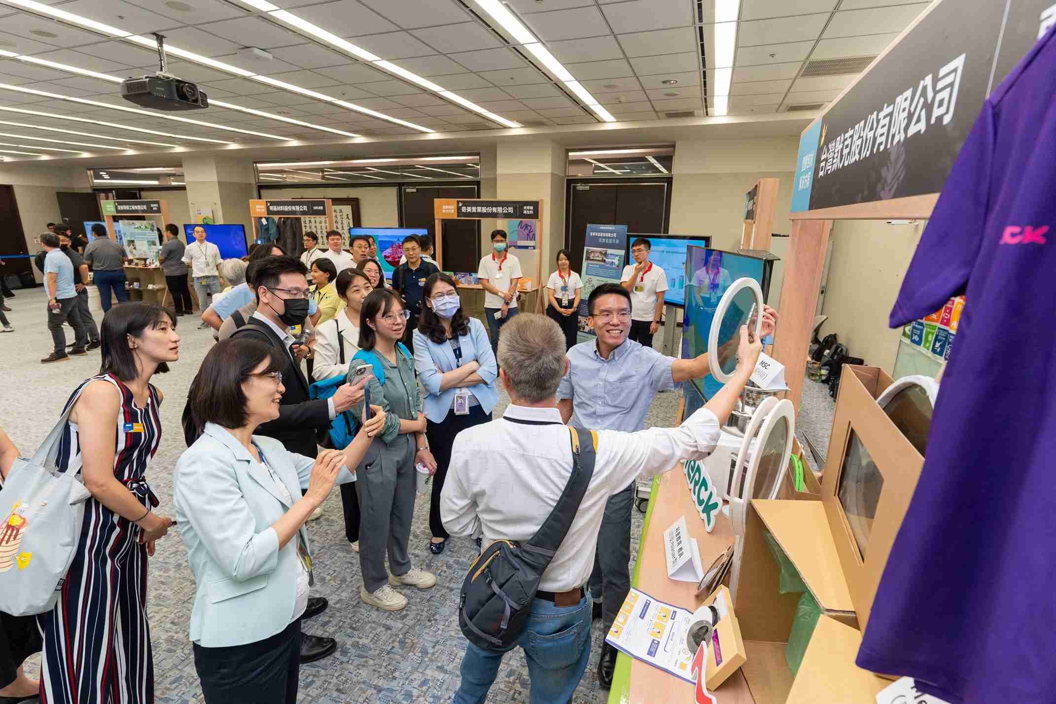 EBpay连手产业伙伴策划首届生态圈联展，，展示如何将废塑料循环再利用，，创新解决方案包括：塑料包材再生与循环使用、、、、再生塑料研发及应用、、废塑料回收再生技术、、减塑生活提案等