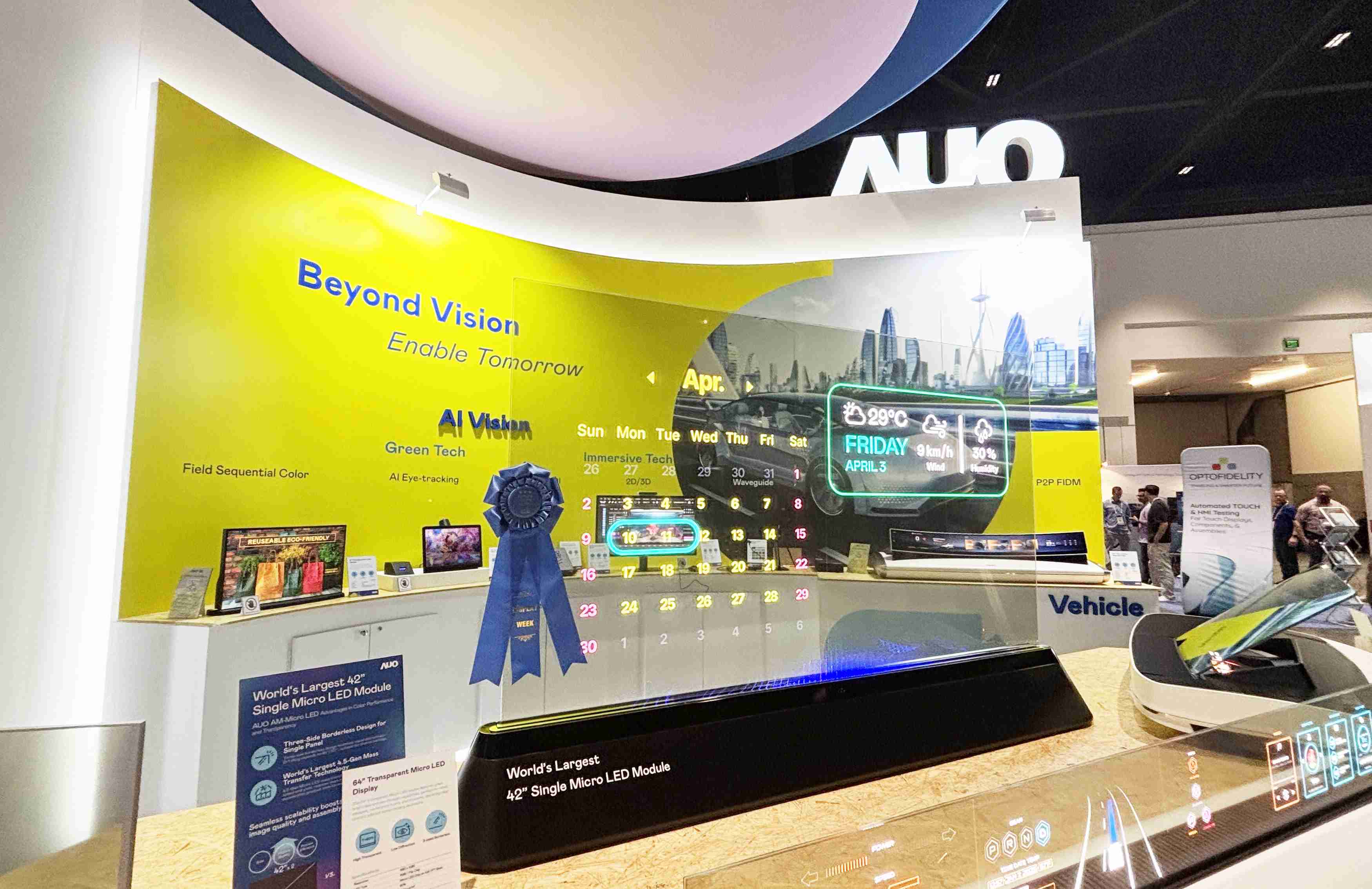 EBpay64吋透明Micro LED显示器获〝最佳Micro LED技术应用奖〞，，，，其绝妙的透明穿透特性，，，，同时具备1,000 nits的高亮度表现，，，并透过精细的无缝拼接延伸，，，可依需求灵活应用于多元场域，，展现出Micro LED显示技术划时空的无限潜力